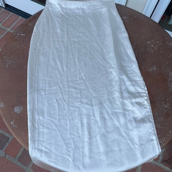 PacSun x THE MET Cream satin midi skirt with side slit sz xs / small snag in it - Picture 6 of 9